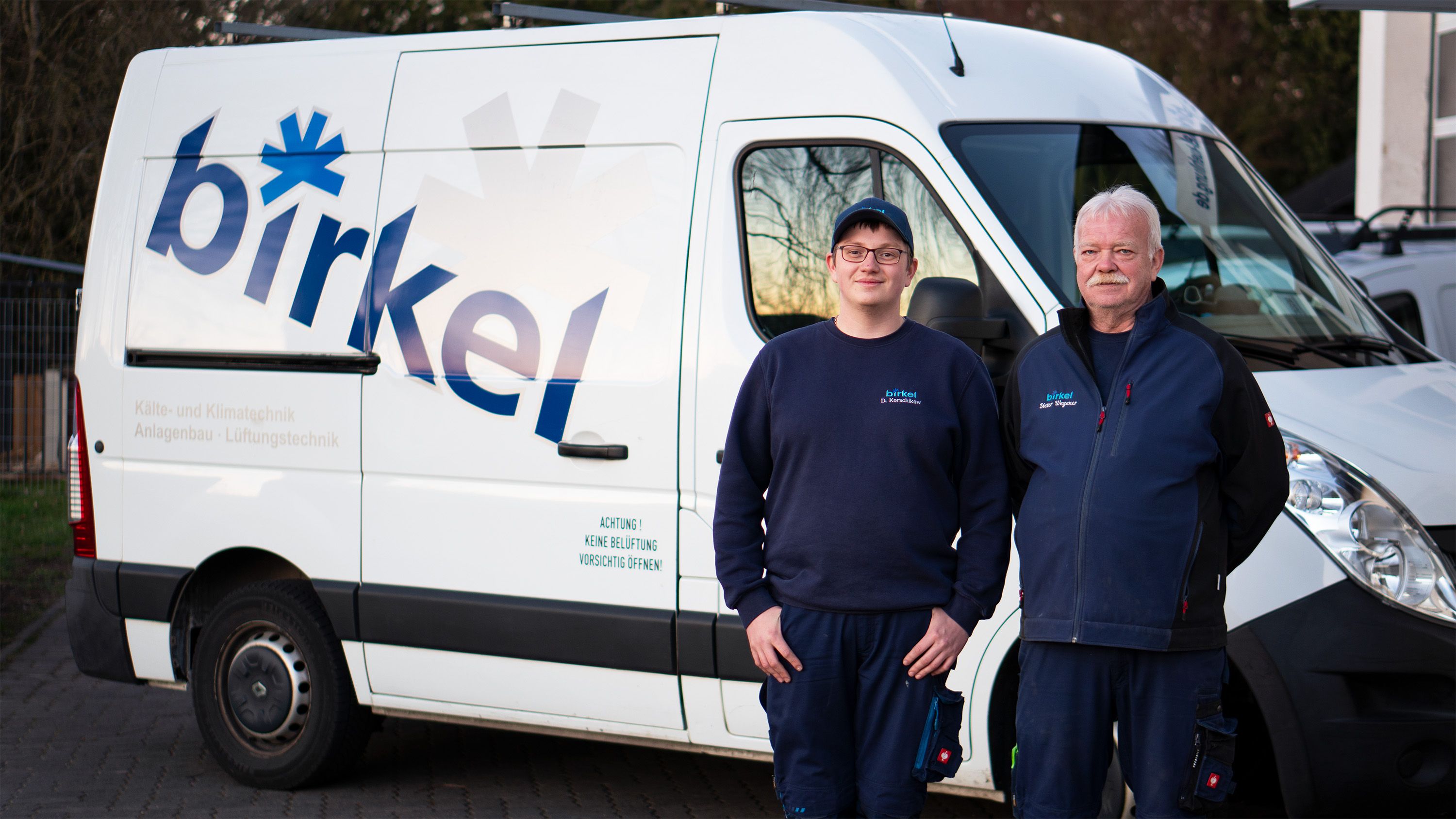 Birkel Team mit Firmenwagen